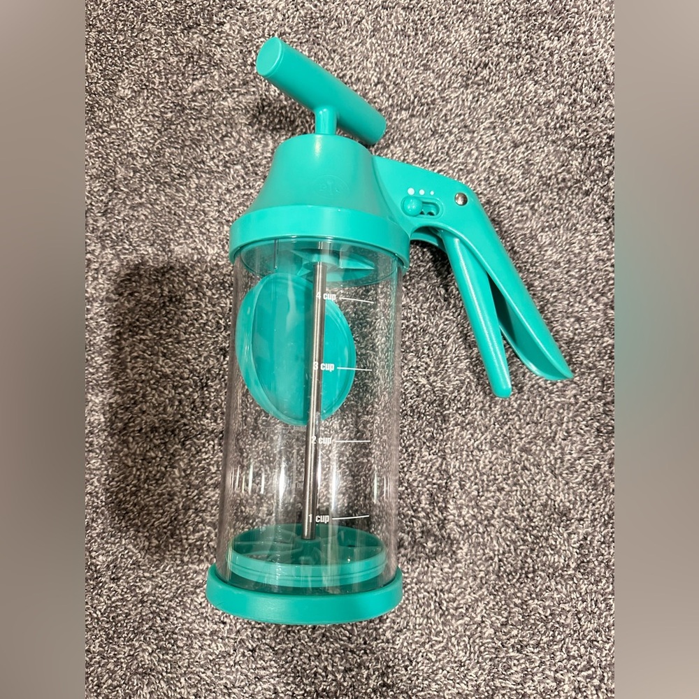 Pampered Chef Teal Batter Dispenser with Measuring marks